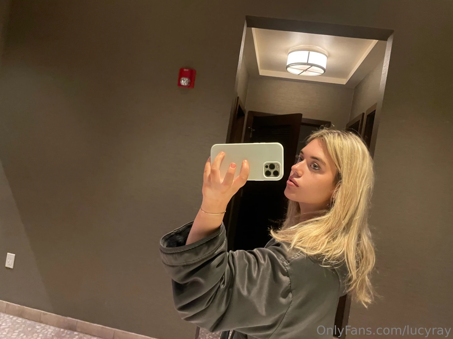 This rainy weather makes my hair look crazyyyy 