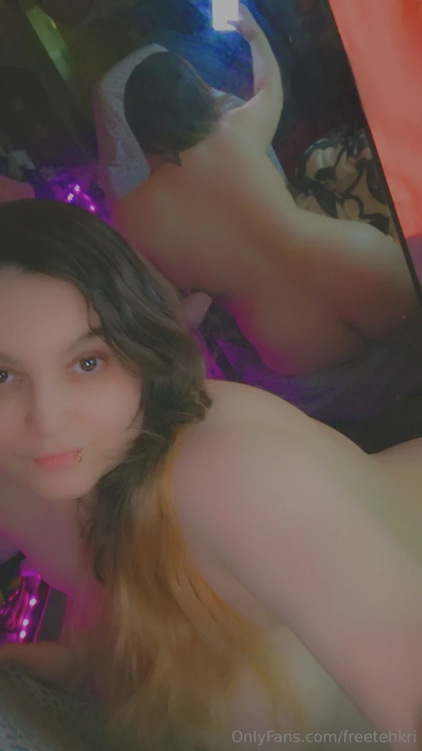 Mirror stood against the wall who s got the cutest booty of all xd 