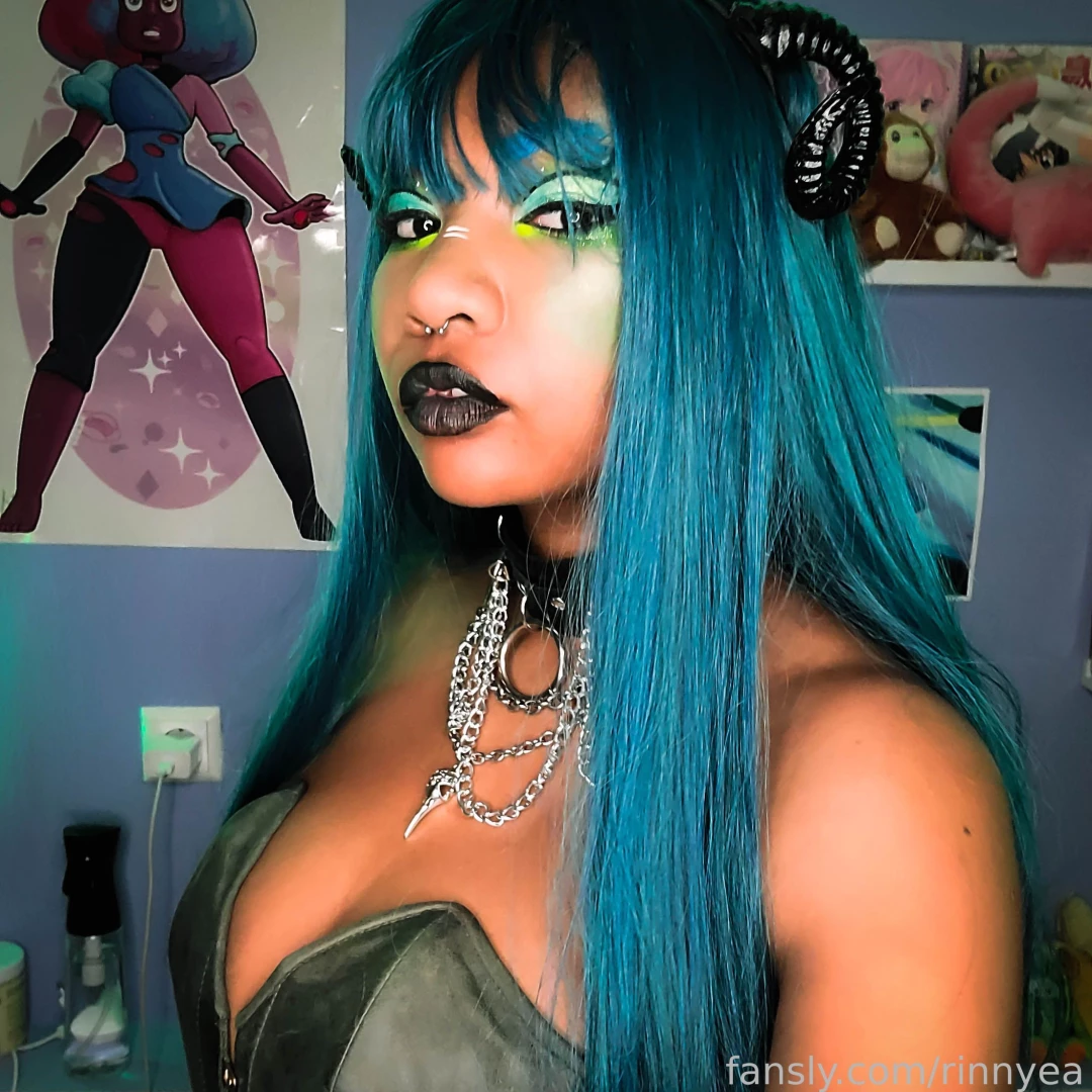 Trying to find another way to wear this corset but this look was 