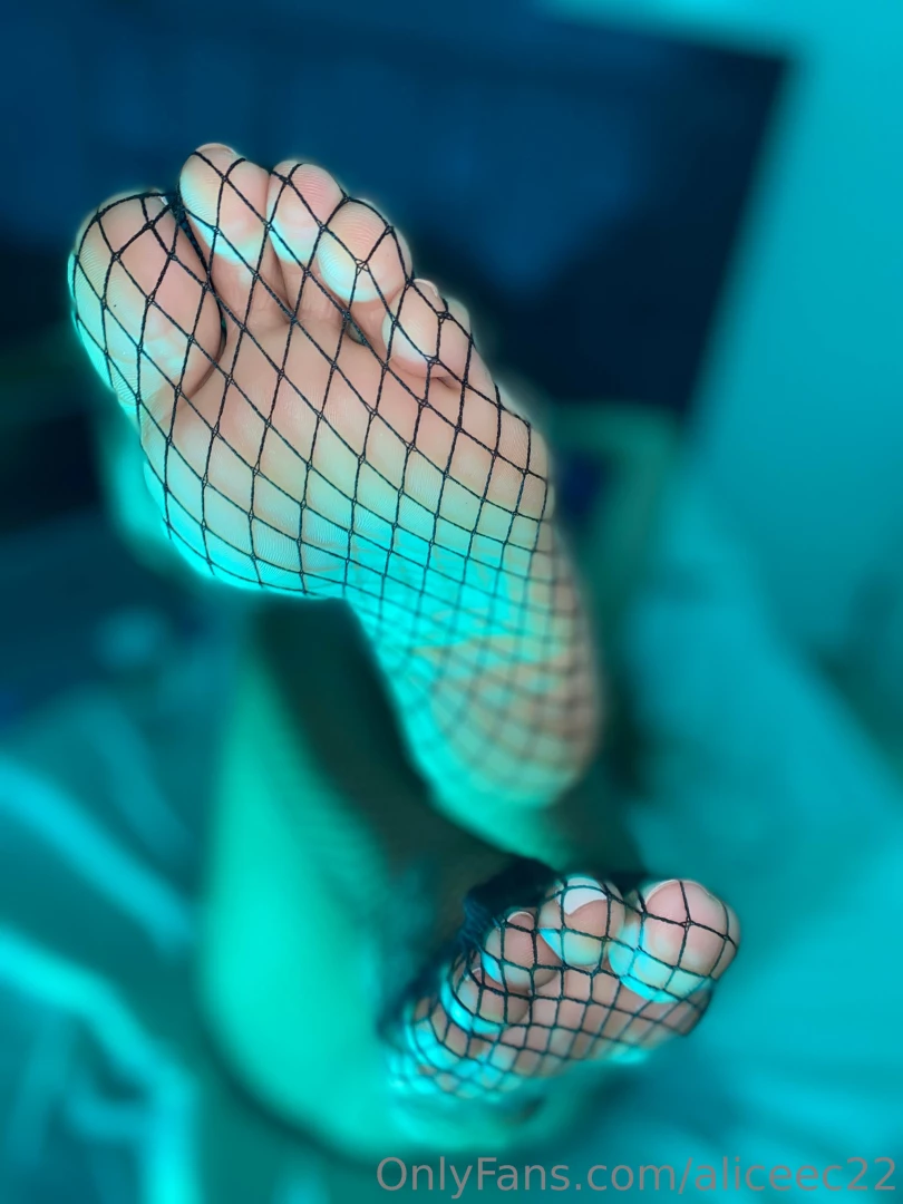 Can i do a footjob puedo darte una paja con los pies 