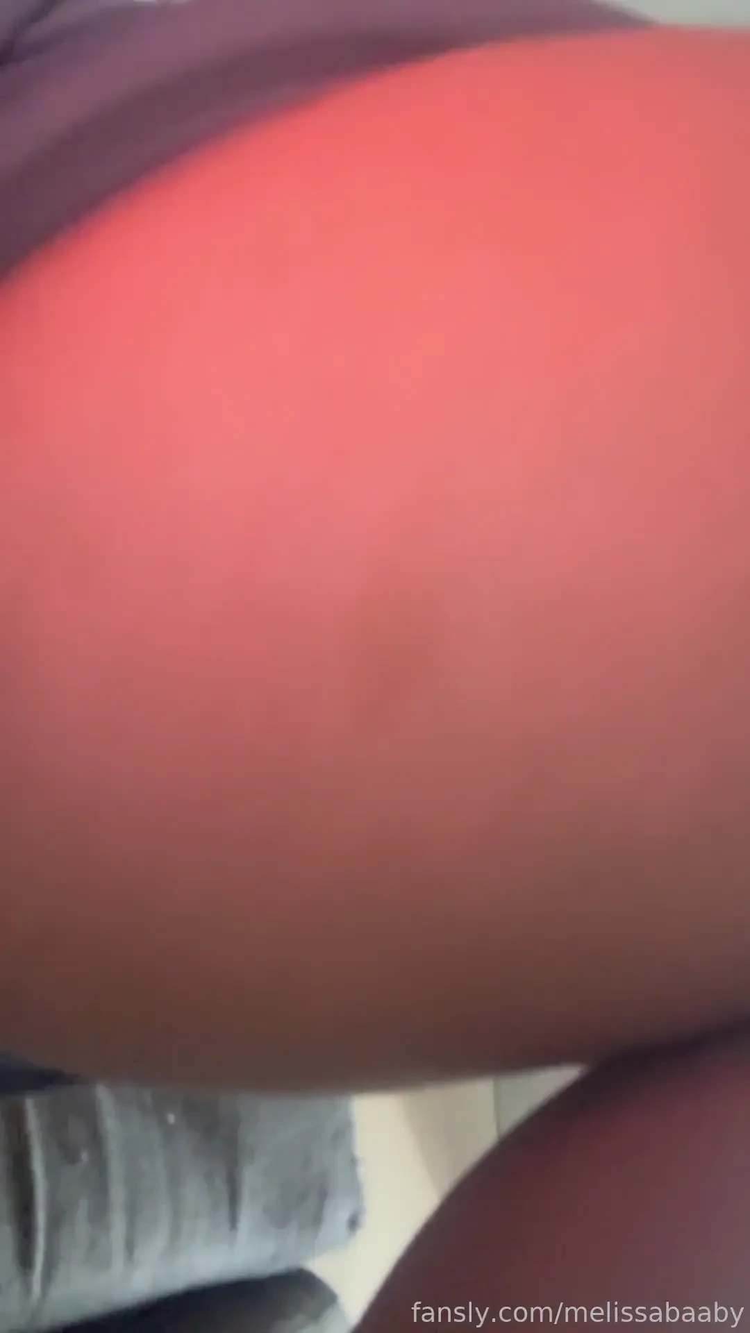 Mi leggings del gym sin tanga no aguantaron los cachonda que me puse y 