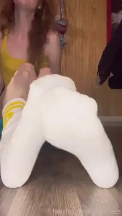 A little late night tease for my desperate foot addicts who can never 