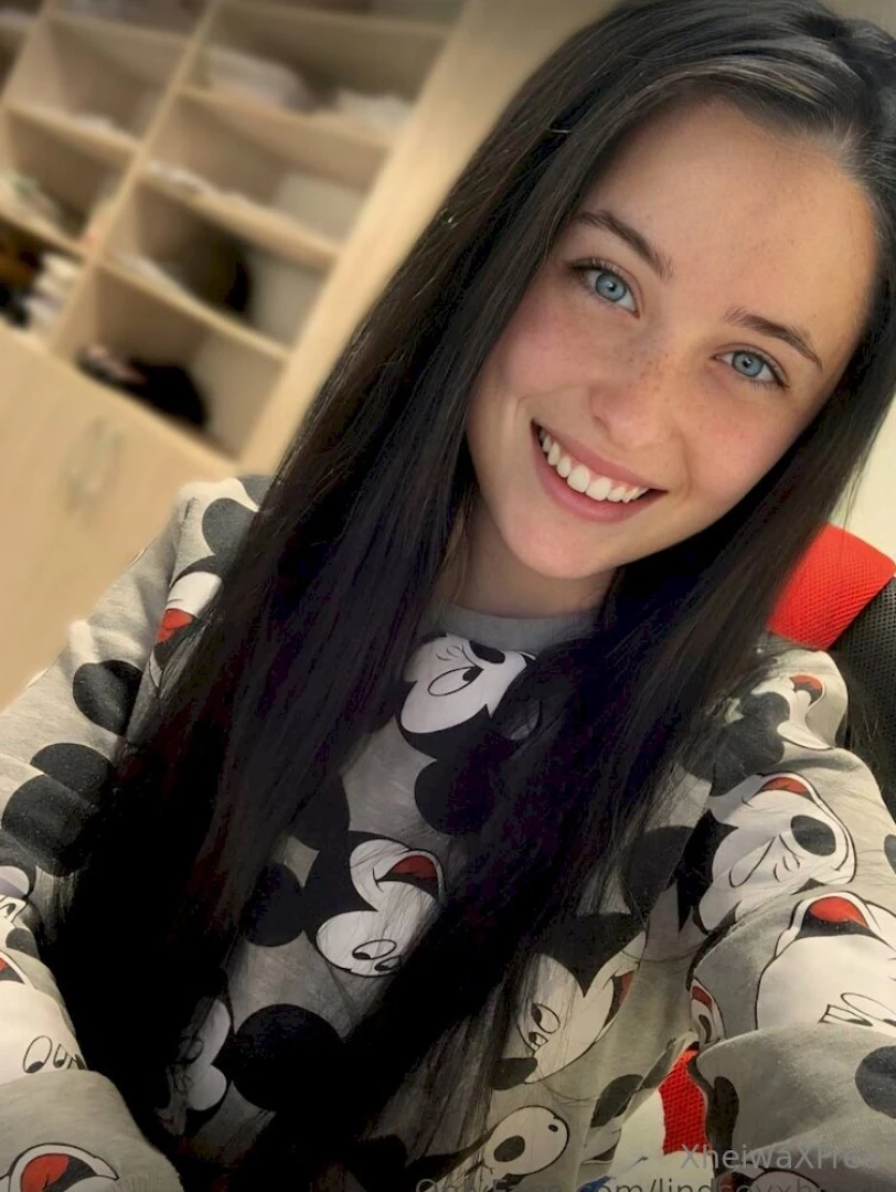Free now this cutie is online and horny lindseyxheartx show her some part 531 