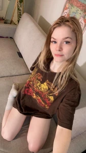 Oversized t-shirts and no pants is so sexy