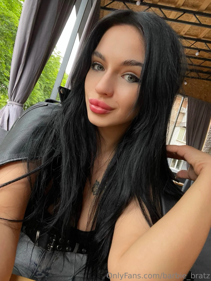 Je suis assise dans un caf chaleureux autour d un verre de vin 