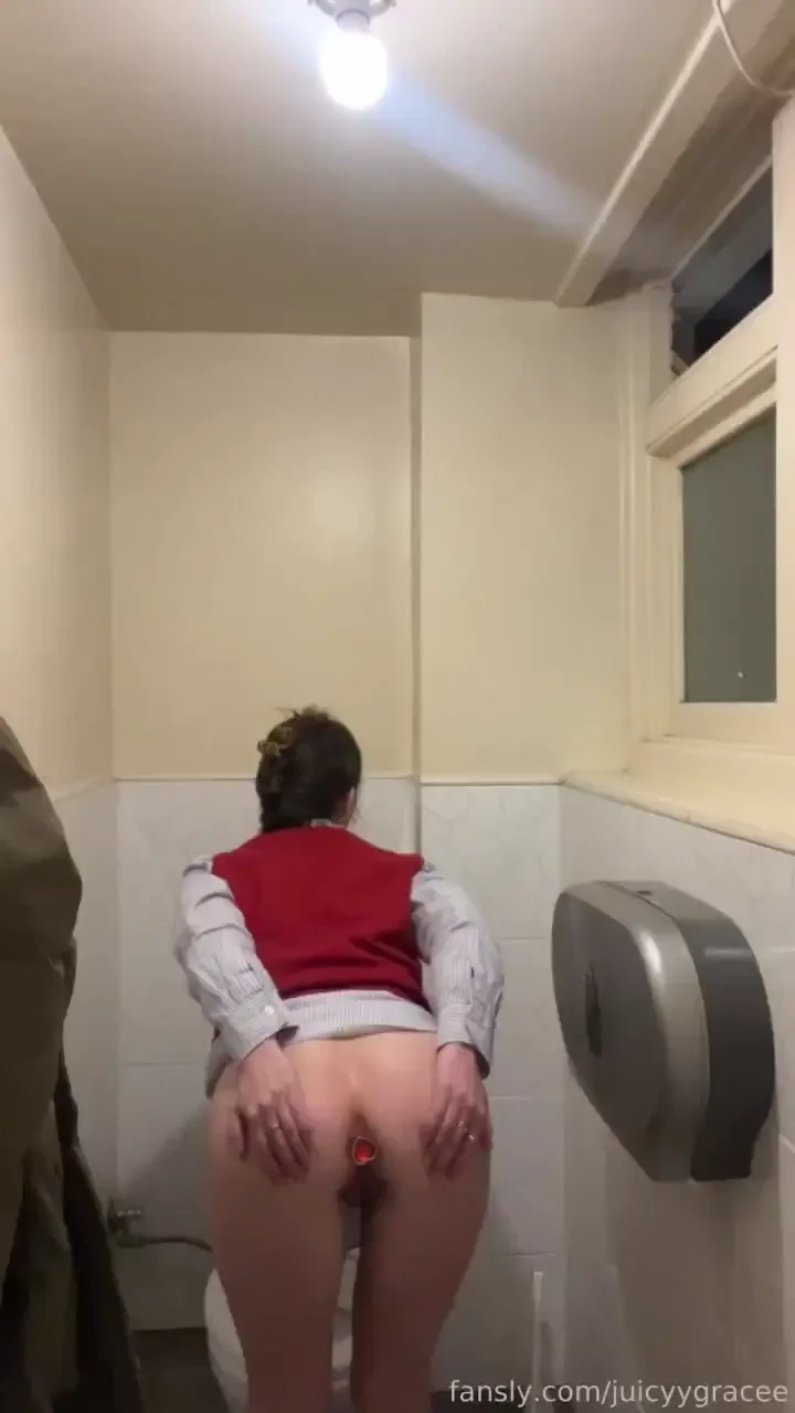 Pee piss wetting peeplay publicpee ass wet naked publicbathroom butt 