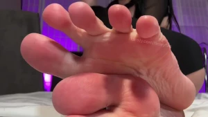 Wiggling posing my bare feet