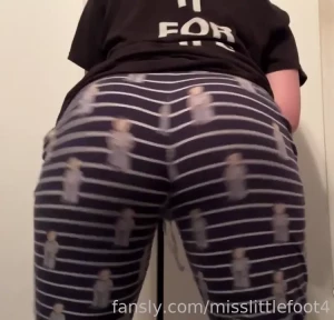 Do you like watching my ass shake i d love to put on a show for you