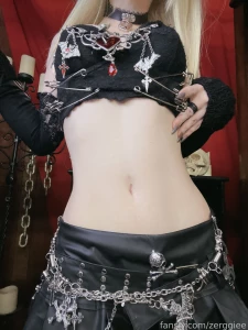 Look like misa misa but she bites like dimitrescu hope you guys like part 7
