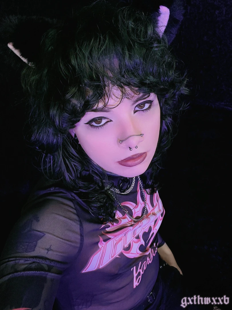 Who wants a six foot tall trans goth girl to sit on their face until part 1 