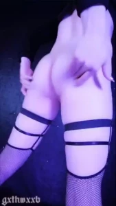 I love spreading my holes and spanking my ass like a good girl w-would