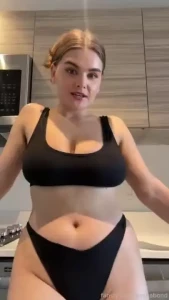 Watch me fuck myself on the kitchen counter