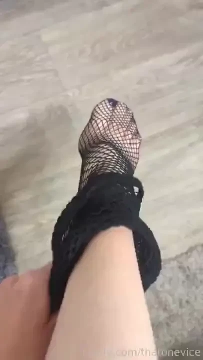 I need someone to paint my toes 