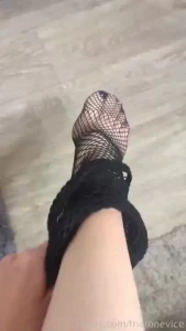 I need someone to paint my toes