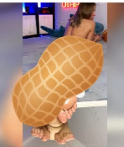 See in good quality how i play with my feet