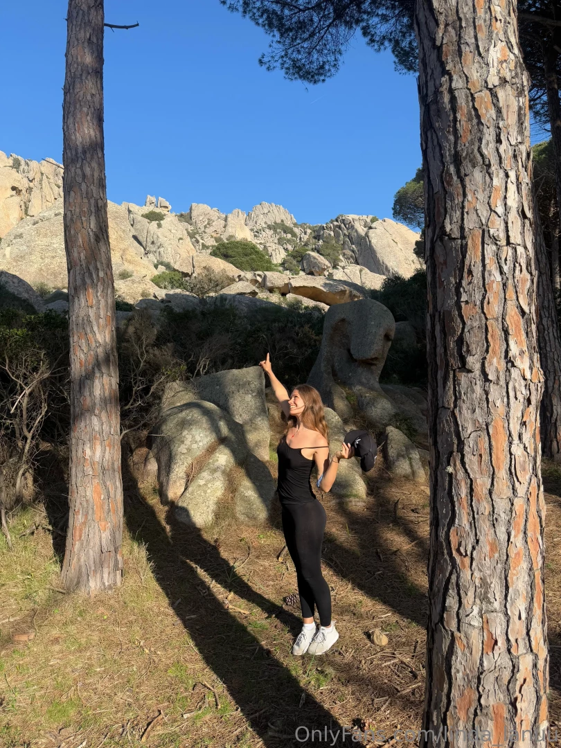 Imagine our first date would you take me for a hike please so i can 
