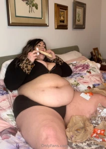 I forgot to post these pics of me looking obscenely overfed and needy part 11