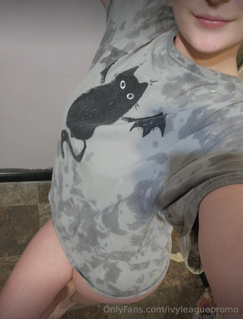 Pawghunny milf that loves to be pleased and pampered everyone welcome 