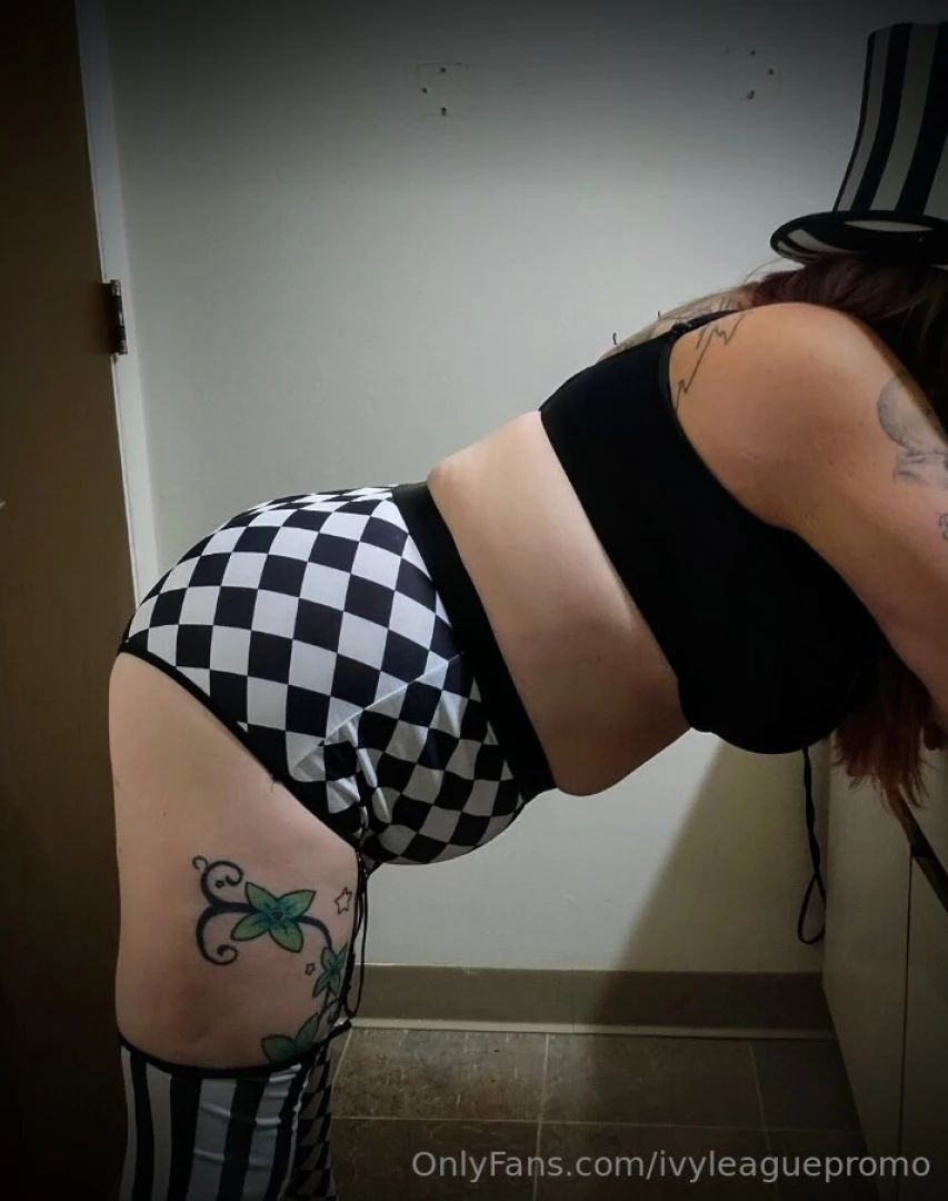 Sarahbeardontcare halloween is creeping up on us cum hit my up in my part 1 