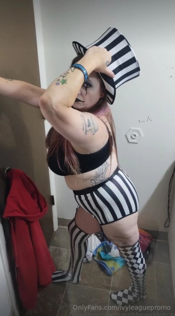 Sarahbeardontcare halloween is creeping up on us cum hit my up in my 