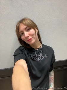 How do you think beauty should be with makeup or beauty should be