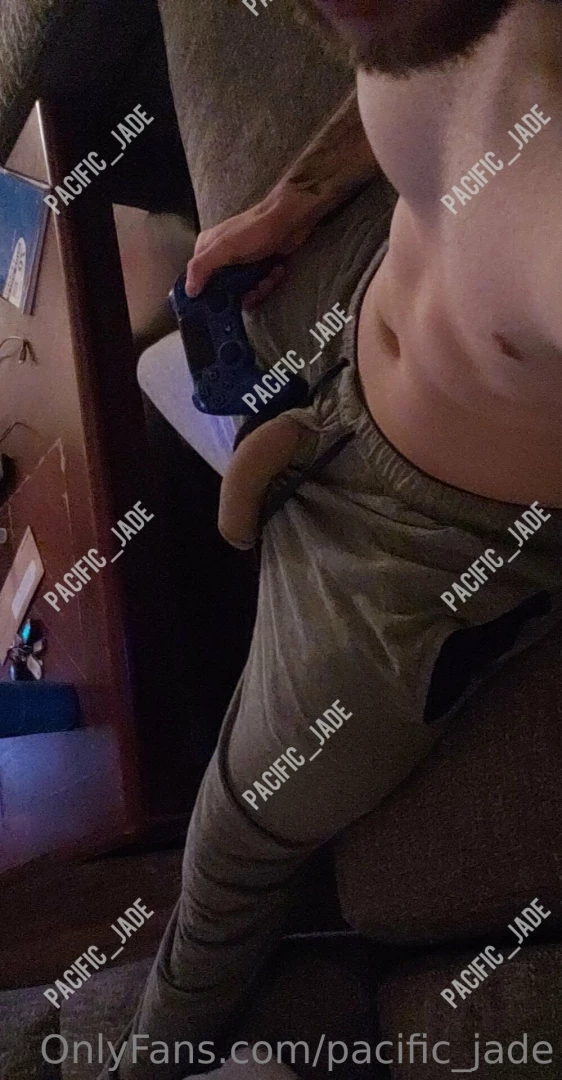 Suck my dick while i game 