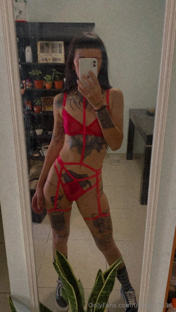 Who else likes tongue kisses 