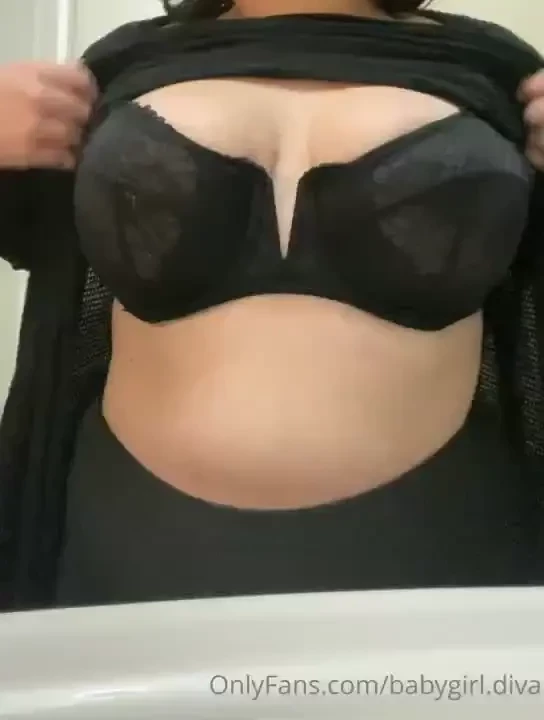 Just a quick little strip tease in the bathroom 