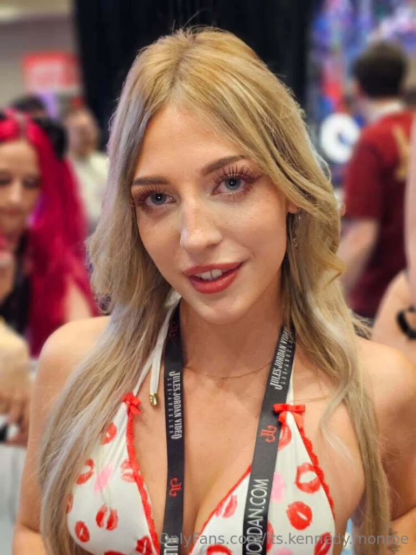 Serving looks and smiles at avn a fan snapped these and honestly they part 7 