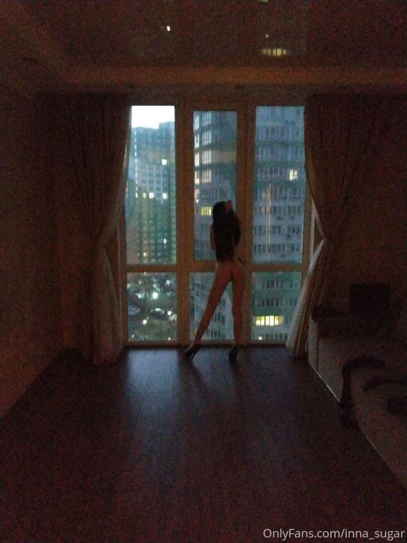 I watch the sunset of my city and delight passers-by with my naked 