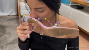 Really huge feet ep 4 - for little suzi veronica sitting on the couch