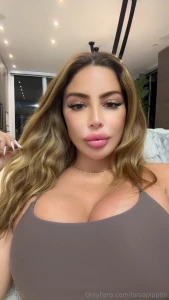 Like the wavy hair look