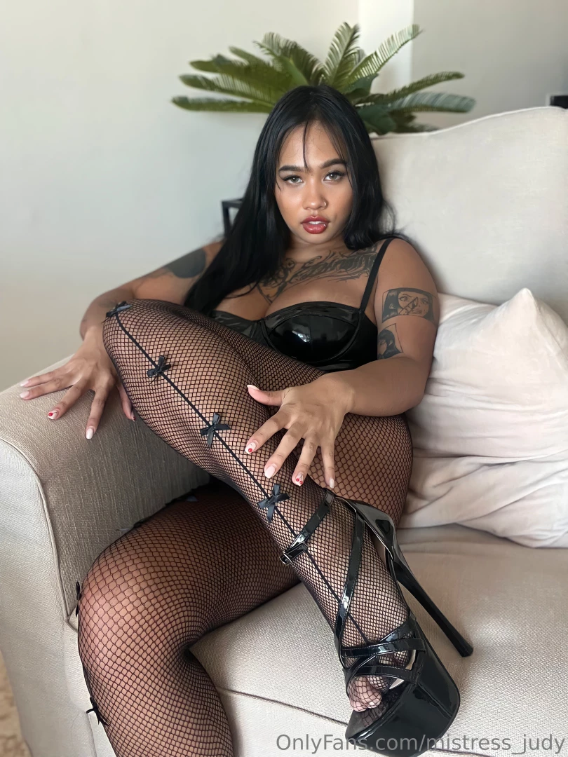 Yes don t be shy come closer so you re looking for a goddess to serve 