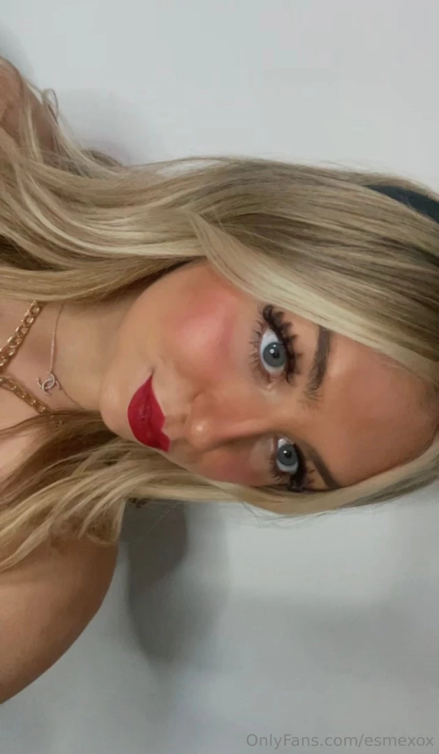 Red lips round you 
