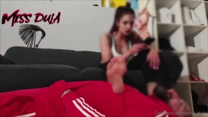 Foot fetish dato che mi diverto a umiliarlo lo filmo mentre ha i miei