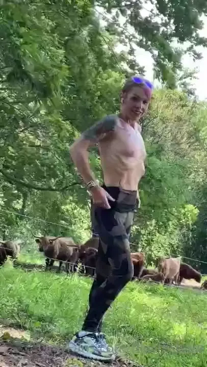 Striptease on an afternoon run 