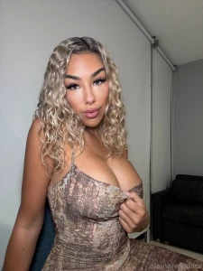 Oneee hour until my live are you ready 8 30pm pst 11 30pm est