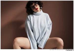 Algunas fotos que me tomaron la ltima primavera en sweater y desnuda