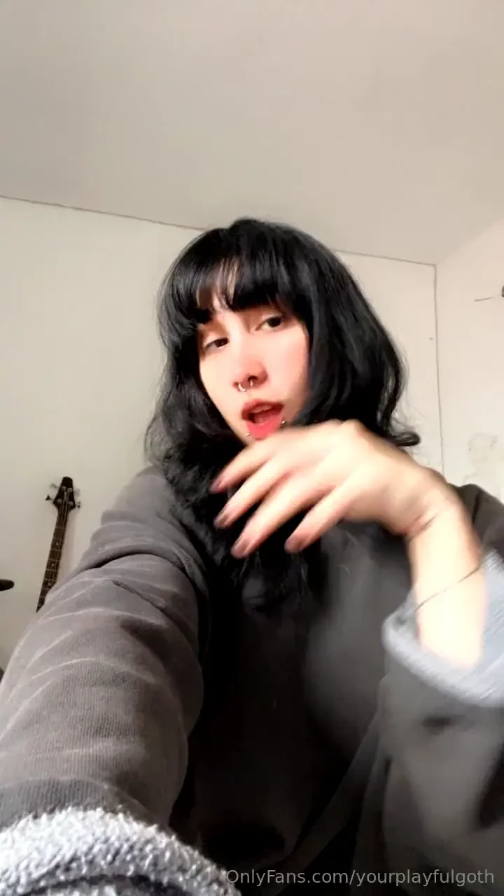 Uwu goth who listens to reggaeton sometimes 