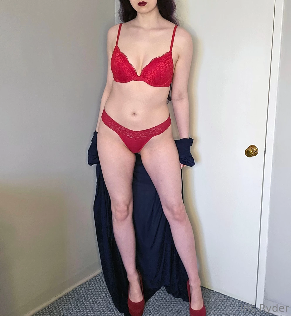 Wanna come get squished between my thighs 