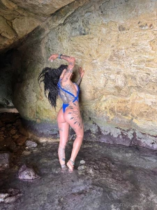 Sono al mare indosso il mio costume blu preferito e sto vivendo la mia