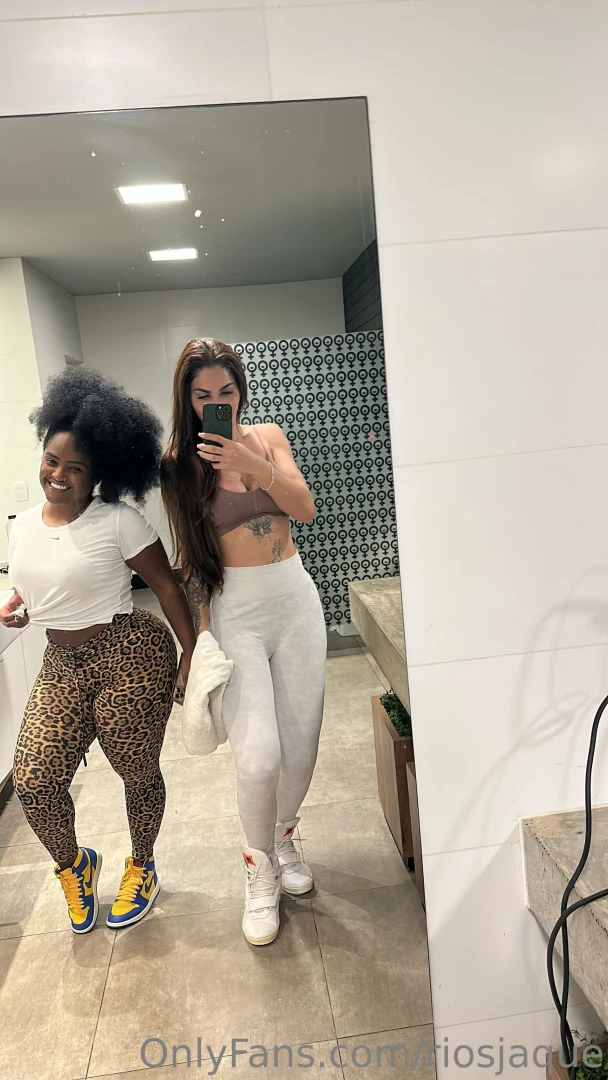 Come and enjoy how i fuck this great bitch in my bed where you will 