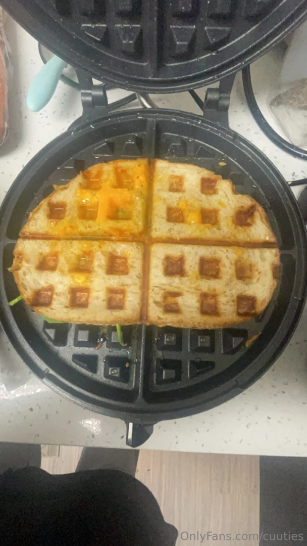 Cookin w cuuties- waffle pressed spinach grilled cheese 