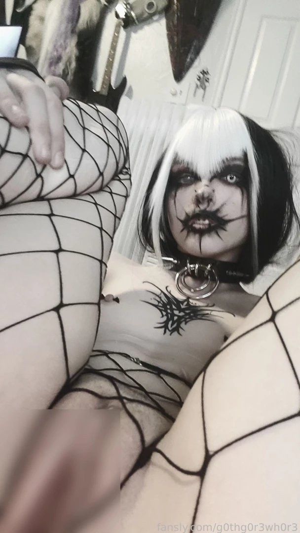 Goth fishnets emo gothgirl emopussy pussyplay pussypics vampire part 2 
