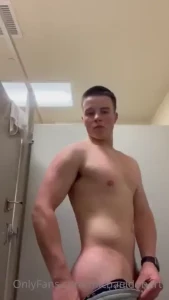 1 minute video of me after lifting sweaty and flexing plus showing off