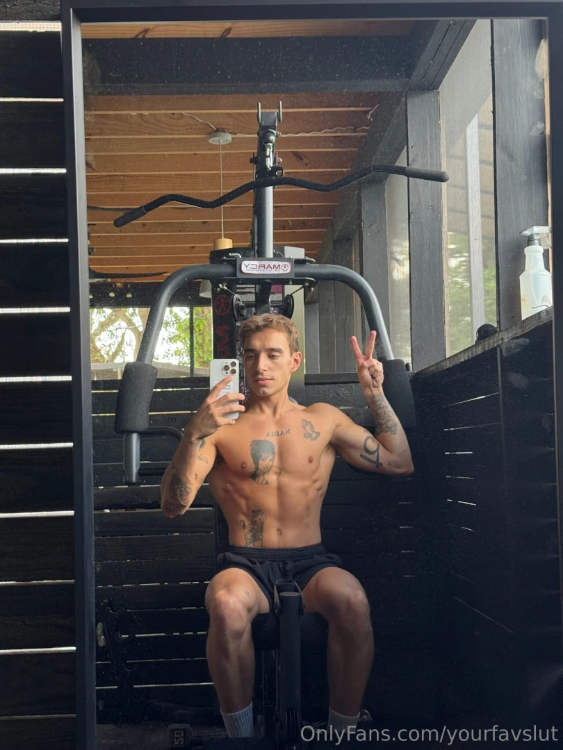 Me and my homie jamesluckysz have been trading gym selfies to stay 