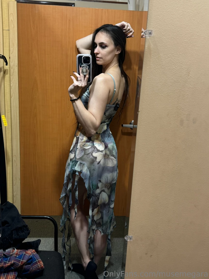 I m in love with this dress 