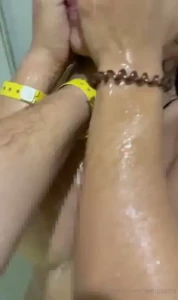 Mientras tomaba una ducha mi ex llego y se meti a ba ar conmigo y me