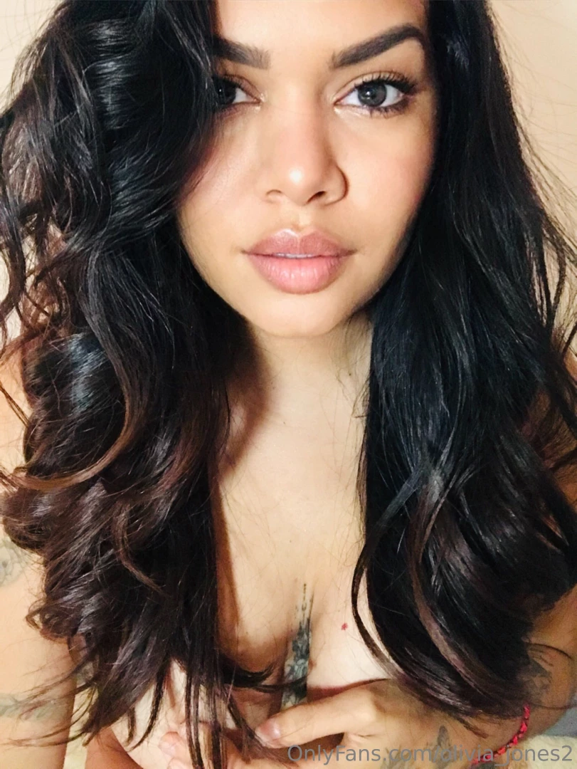 Only for 2 fans to tip 20 gets custom video a free sexy voice note 