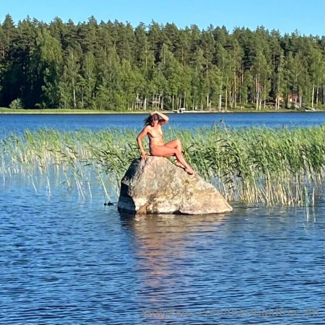 Mermaid on the stone merenneito kivell 